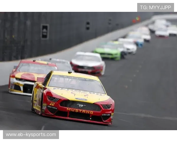 NASCAR赛手在超速直道上完成绝妙超车动作
